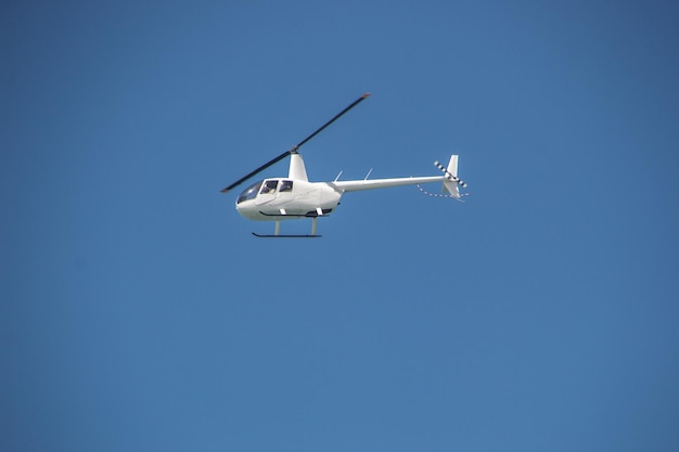 Hélicoptère Blanc Dans L'air De Rio De Janeiro Brésil