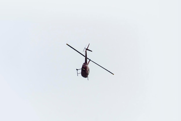 Hélicoptère dans le ciel bleuCirrus