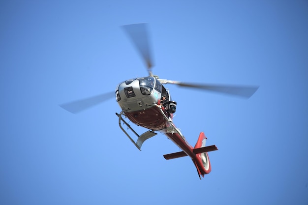 Photo hélicoptère dans le ciel gros plan