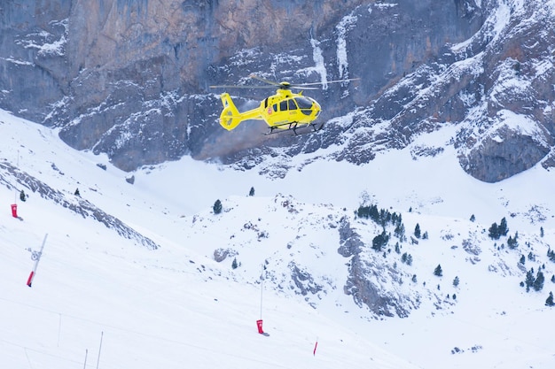 Photo un hélicoptère jaune avec le numéro 2 dessus