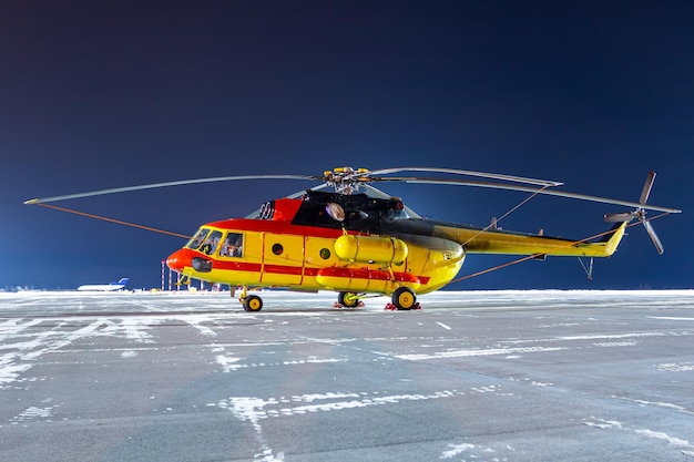 Hélicoptère médical sur le tablier de l'aéroport d'hiver la nuit