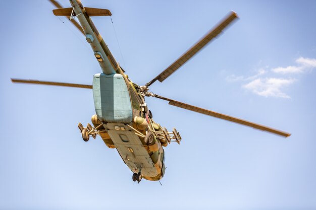 Photo hélicoptère militaire volant pendant l'exercice effectuant une démonstration militaire