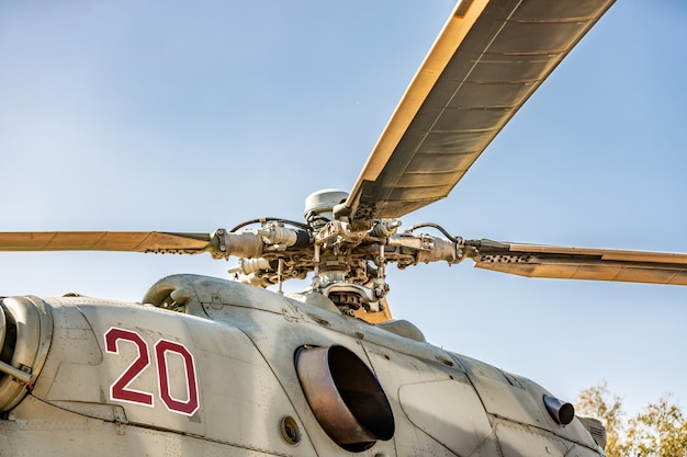 Hélicoptère militaire volant pendant l'exercice effectuant une démonstration militaire