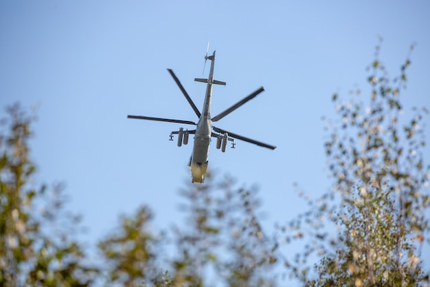 Photo hélicoptère militaire volant pendant l'exercice effectuant une démonstration militaire