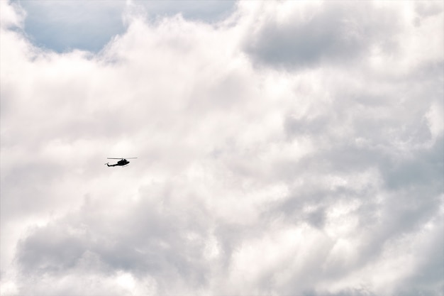 Hélicoptère survolant les nuages