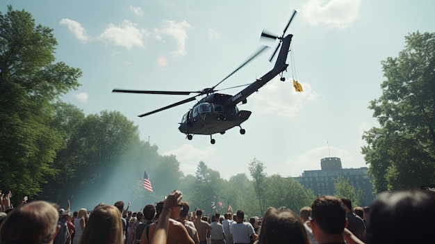 Hélicoptère survolant un rassemblement bondé de personnes Memorial Day