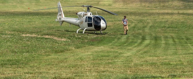 Hélicoptères d'équipes de participants des 16e Championnats du monde d'hélicoptères et de la 4e étape de la Coupe du monde de courses d'hélicoptères à Minsk en Biélorussie