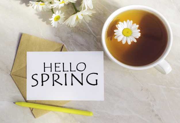 Photo hello spring tasse de thé à la camomille avec des fleurs de camomille alimentation saine