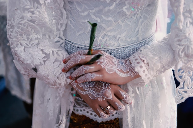 Henné de mariée sculpté magnifique et unique à la main de la mariée