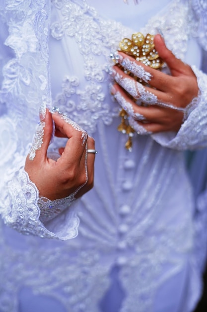 Photo henné de mariée sculpté magnifique et unique à la main de la mariée