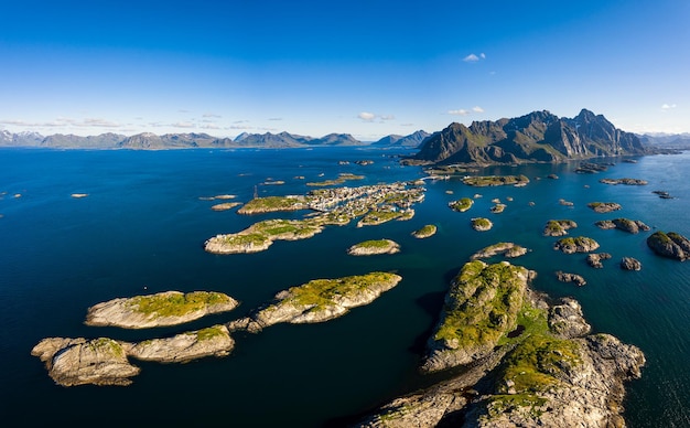 Henningsvaer Lofoten est un archipel du comté de Nordland, en Norvège. Est connu pour un paysage distinctif avec des montagnes et des sommets spectaculaires, une mer ouverte et des baies abritées, des plages et des terres intactes