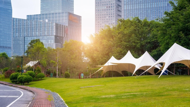 Photo l'herbe du parc de tentes et l'architecture moderne