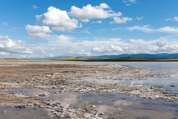 Photo herbe du paysage dans la steppe tyva lac médicinal salé séché ciel et nuages