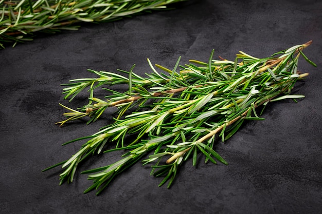 Herbe fraîche de romarin sur la table