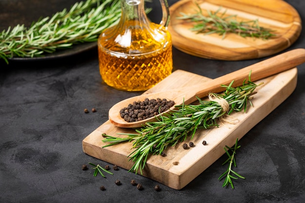 Herbe fraîche de romarin sur la table