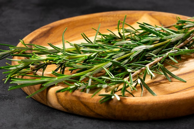 Herbe fraîche de romarin sur la table