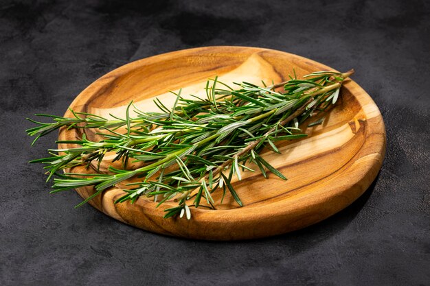 Herbe fraîche de romarin sur la table