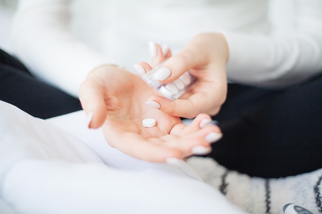 Herbe médicinale. Pilules à base de plantes dans la main, paume, doigts avec plante médicinale en bonne santé. Supplément de vitamines pour les soins, les médicaments