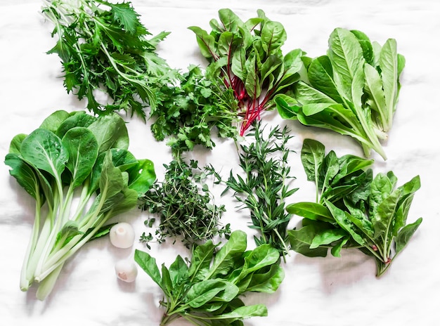 Herbes alimentaires ingrédients verts bok choy épinards frais estragon thym laitue bette à carde