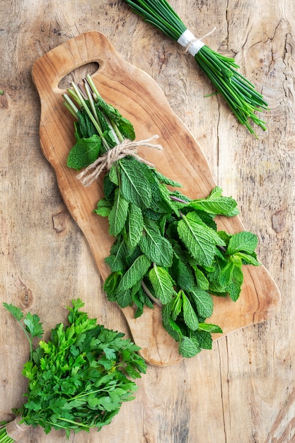 Herbes aromatiques fraîches d'en haut sur fond de bois ancien