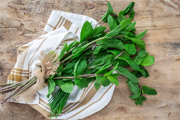 Herbes aromatiques fraîches d'en haut sur fond de bois ancien