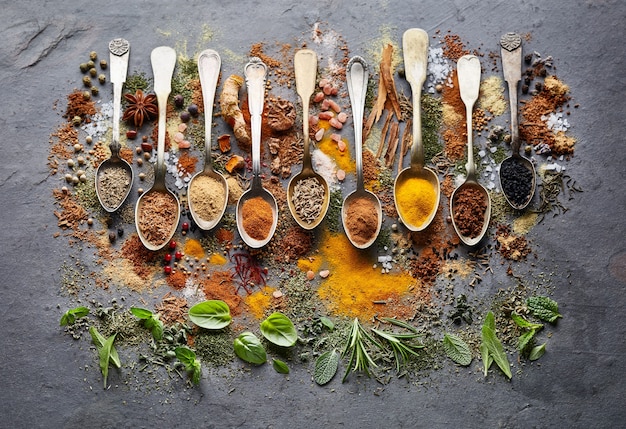 Herbes aux épices sur planche de graphite