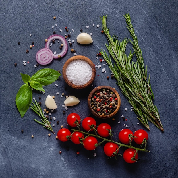 Herbes et condiments sur fond de pierre noire. Vue de dessus avec espace de copie.