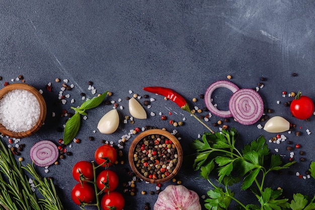 Herbes et condiments sur fond de pierre noire