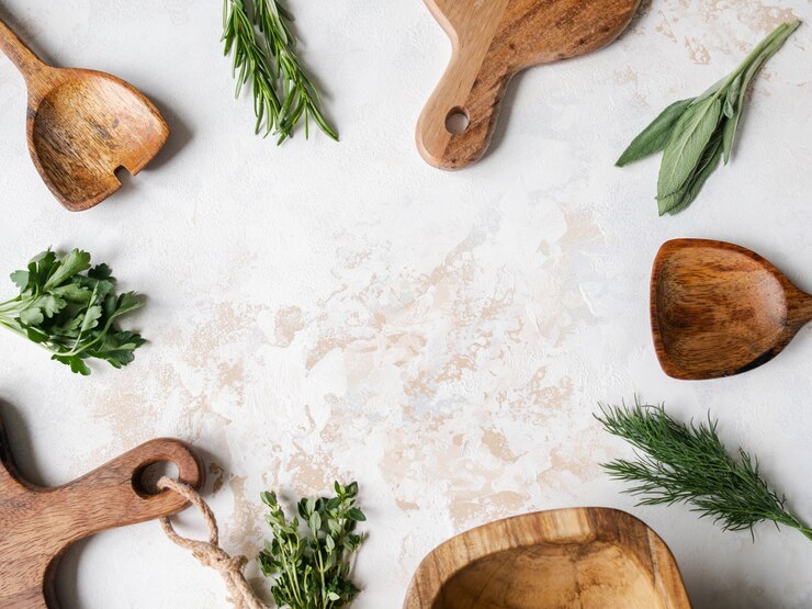 Des herbes crues fraîches et une cuisine en bois étaient encadrées sur un fond texturé. vue de dessus, espace copie.