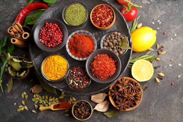 Herbes et épices dans des bols en métal Ingrédients alimentaires et de cuisine Additifs naturels colorés