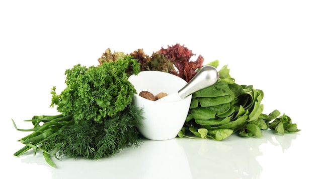 Herbes et épices de mortier en céramique isolées sur blanc