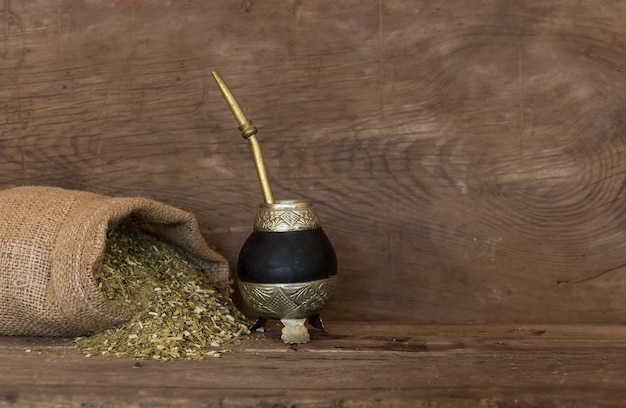 Herbes sur fond de bois rustique