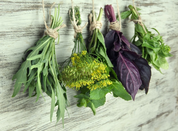 Herbes fraîches sur bois