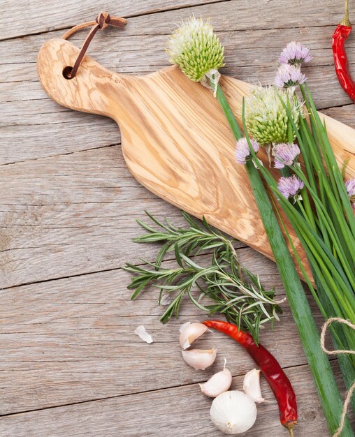 Herbes fraîches et épices sur table de jardin