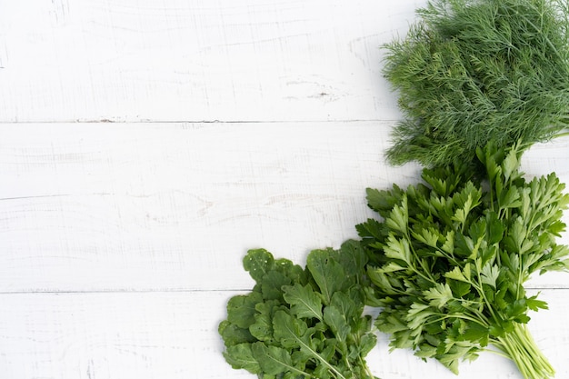 Herbes fraîches sur une table en bois blanc