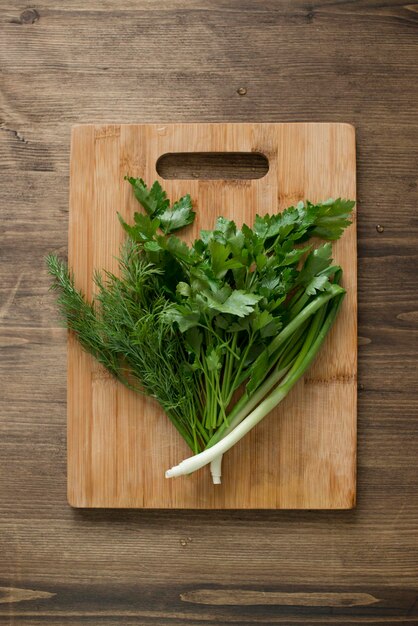 Herbes fraîches sur une table en bois