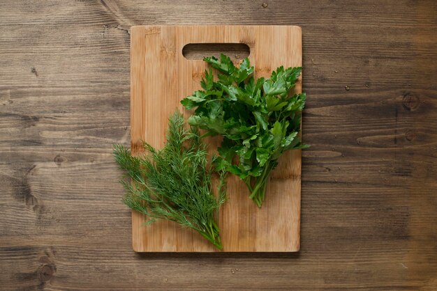 Herbes fraîches sur une table en bois