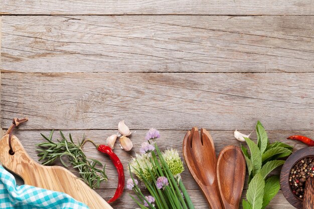 Photo herbes fraîches sur table de jardin