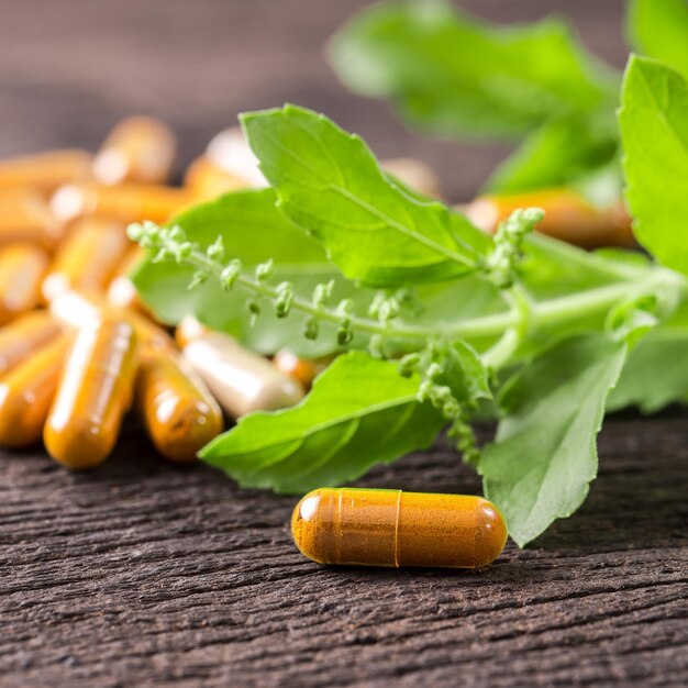 herbes médicinales en capsule sur table. nouvelle alternative de traitement médical.