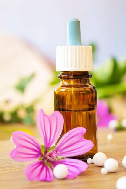 Herbes médicinales, huiles en petits flacons homéopathie. mise au point sélective.nature