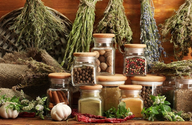 Herbes séchées épices et poivre sur fond de bois