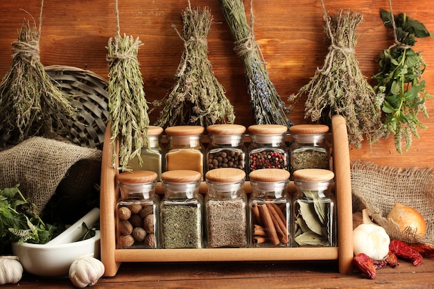 Photo herbes séchées épices et poivre sur fond de bois