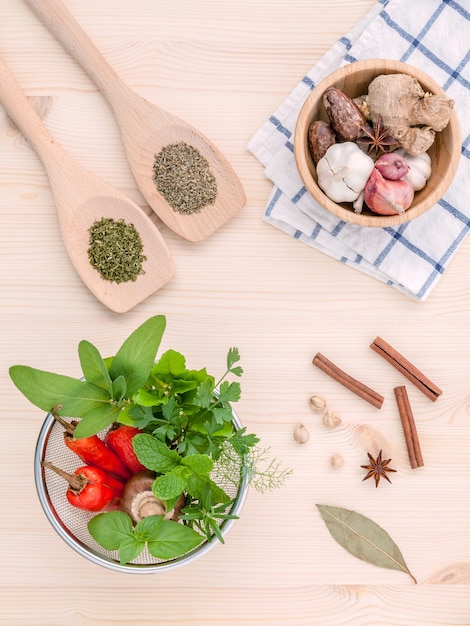 Herbes séchées et épices sur une table en bois avec espace copie.