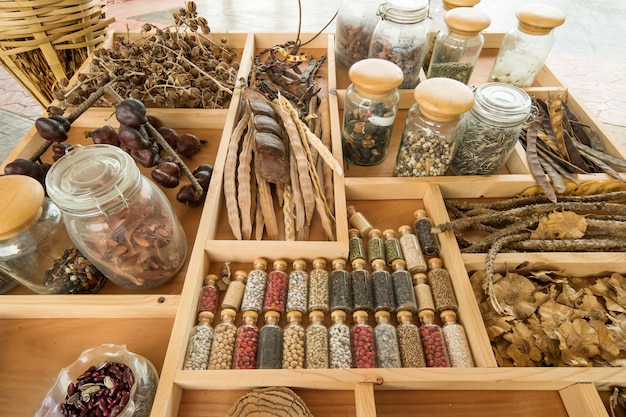 Herbes séchées thaïlandaises de la médecine naturelle à la médecine traditionnelle