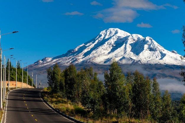 hermosa vista del volcan chimborazo en equateur