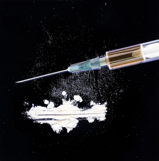 l'héroïne de cocaïne sur une table concept de criminalité et de toxicomanie