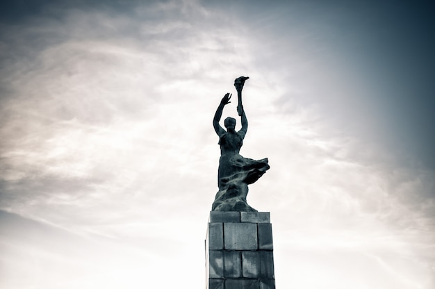 Les héros du léniniste Comsomol, un monument de l'ère soviétique à Grigore Vieru bd. Chisinau, Moldavie