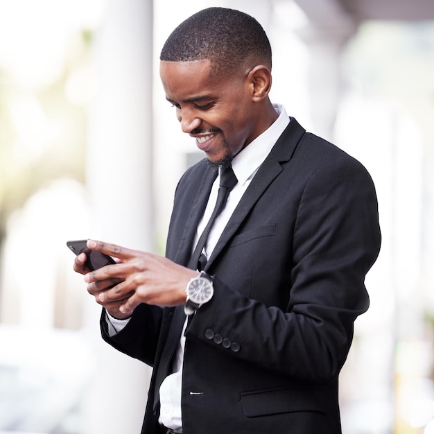 Hes un fabricant de gros appels. Photo recadrée d'un beau jeune homme d'affaires vérifiant ses messages pendant son trajet matinal vers le travail.