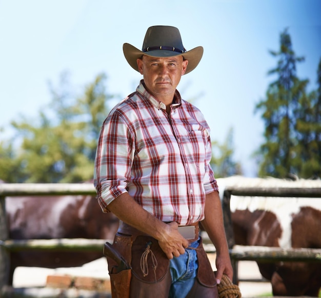 Hes the wrangler of beasts Un cow-boy mature à l'extérieur de sa ferme