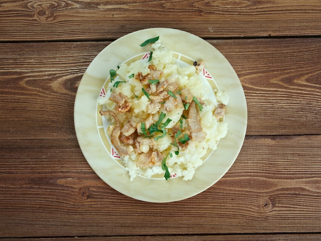 Hete bliksem stamppot - plat traditionnel allemand le plus populaire dans les régions de Rhénanie, Westphalie et Basse-Saxe se compose d'oignons frits et de purée de pommes de terre avec de la compote de pommes.